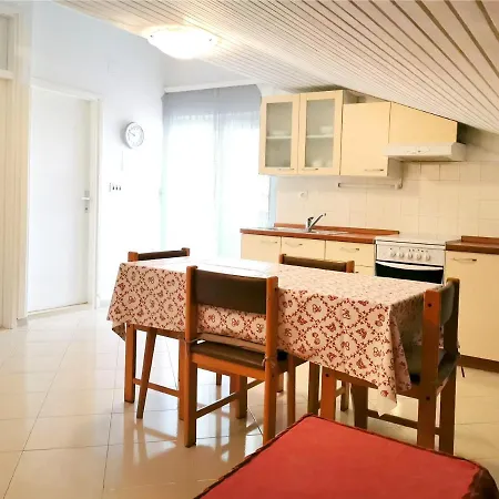 Mate Apartman Pag Town